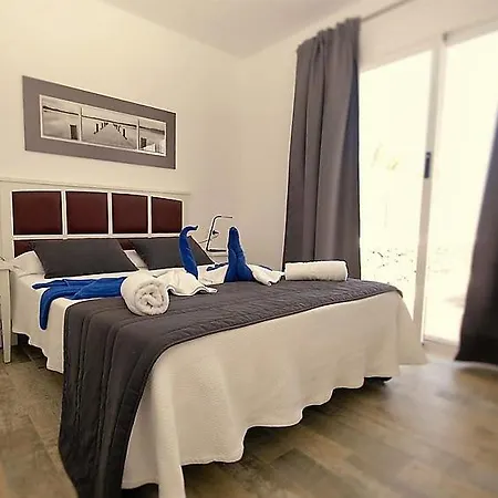 Playa Blanca Sleeps 6 Pool Air Con Wifi Holiday home *