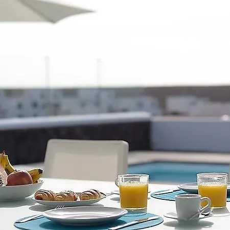 Playa Blanca Sleeps 6 Pool Air Con Wifi Holiday home *
