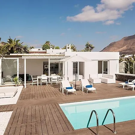 Playa Blanca Sleeps 6 Pool Air Con Wifi Holiday home *